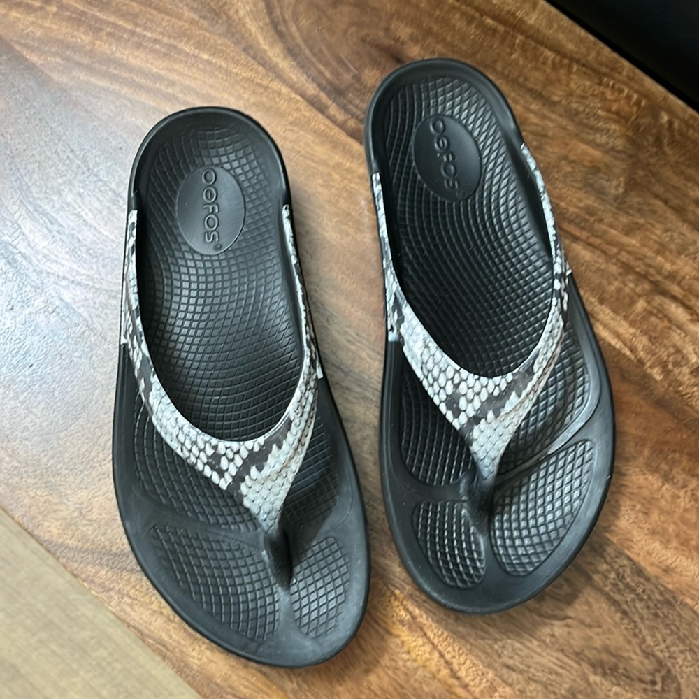 OOFOS OOLALA LIMITED BLACK/SNAKE
